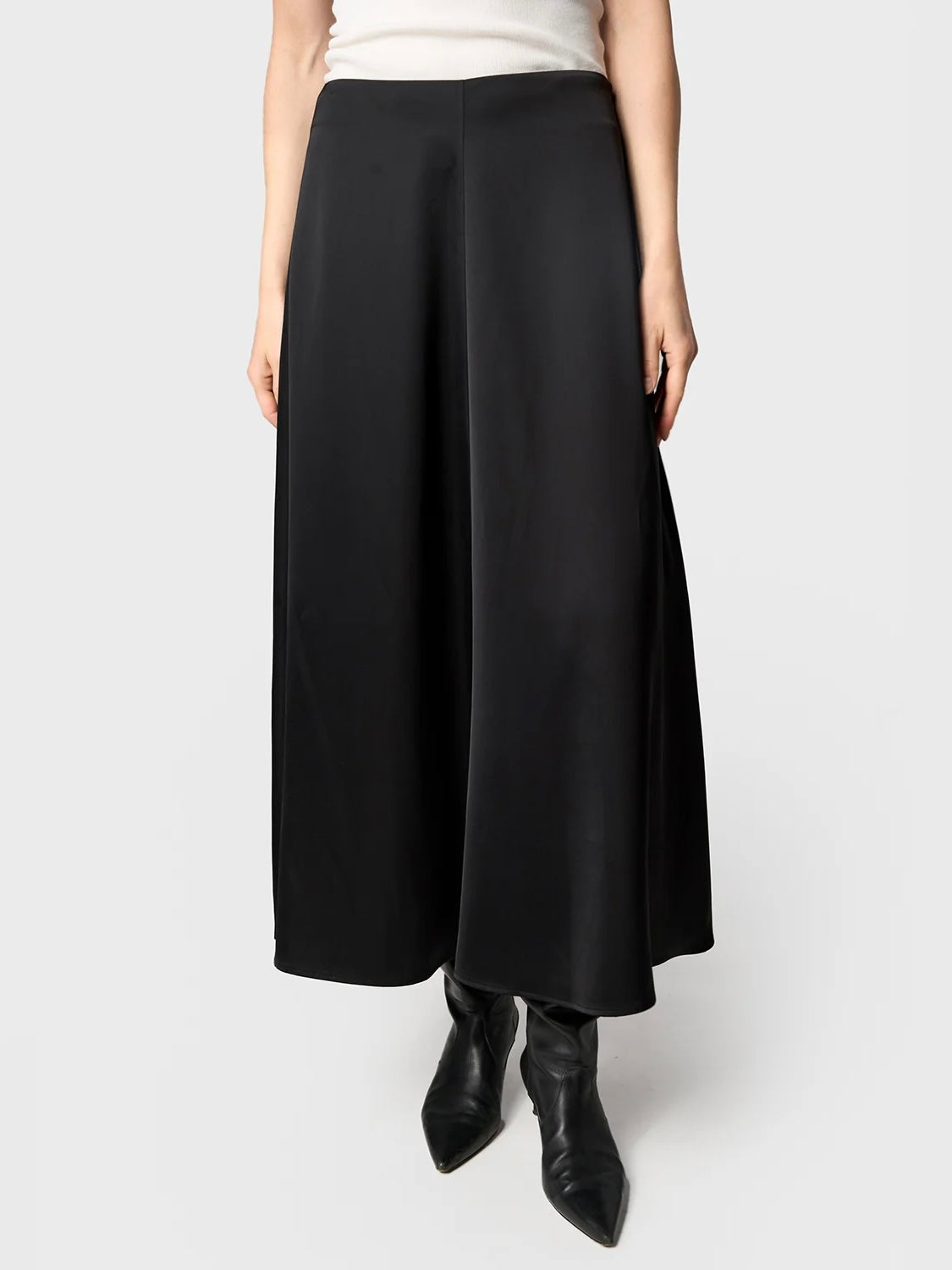 Marville Road The Rhonda satin skirt, sort