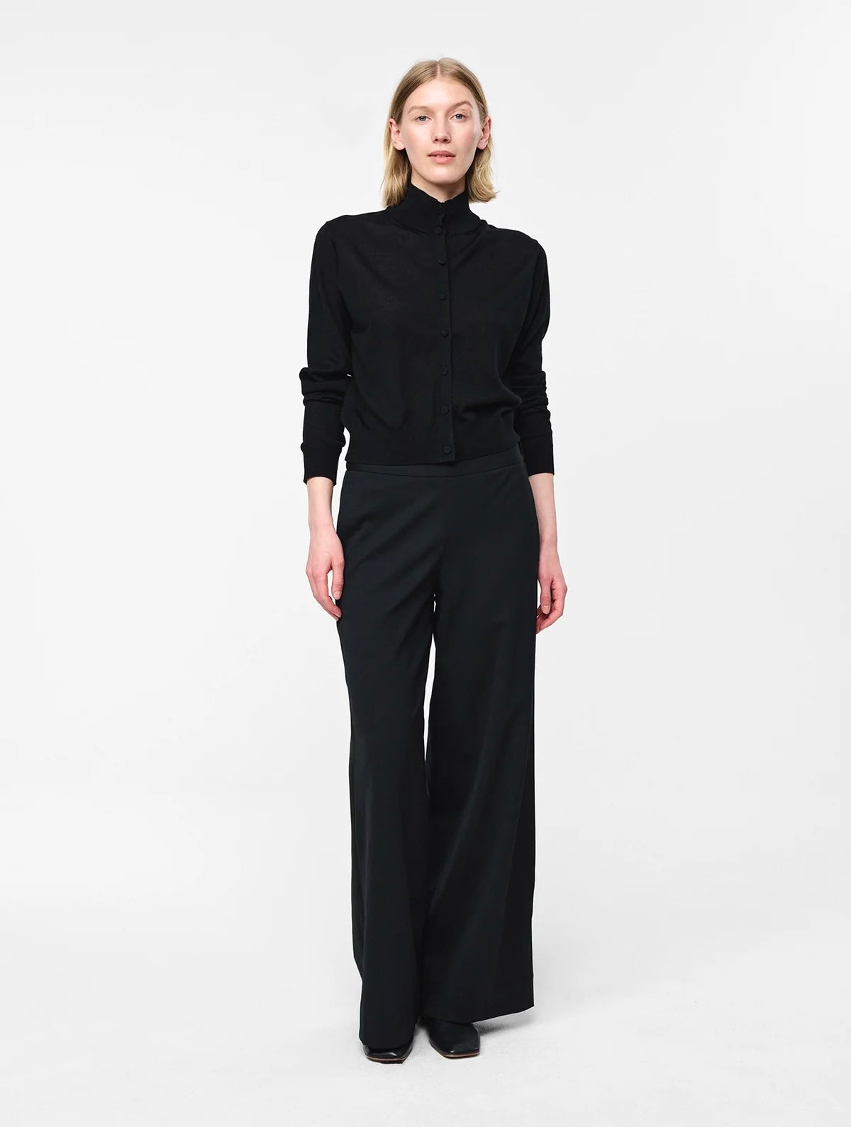 Julie Josephine Sara Cardigan, Sort
