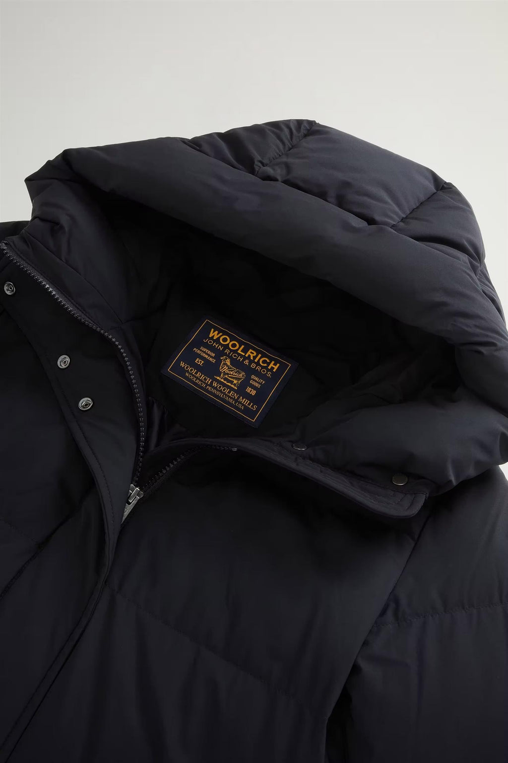 Woolrich Madison Quilted Coat, matt Stretch Nylon sort