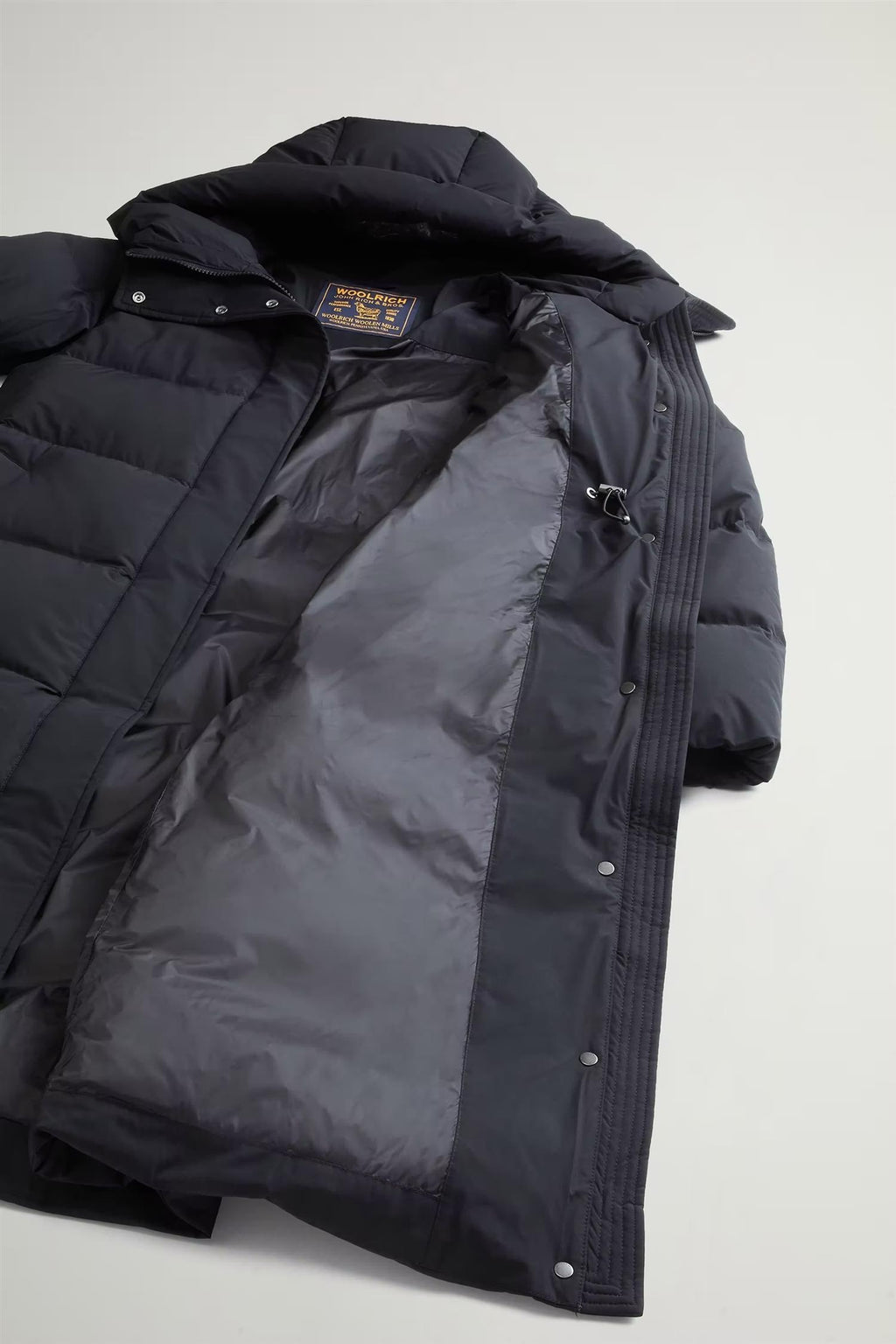 Woolrich Madison Quilted Coat, matt Stretch Nylon sort
