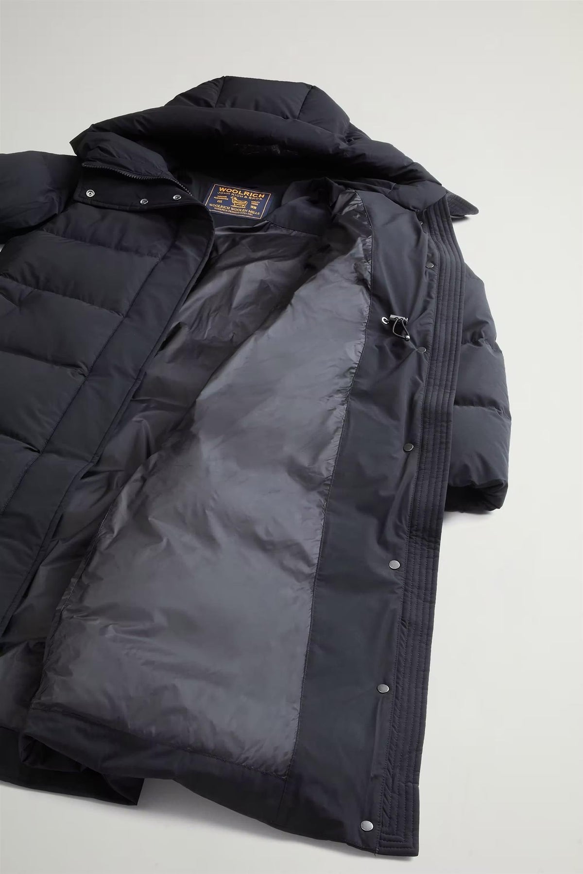 Woolrich Madison Quilted Coat, matt Stretch Nylon sort