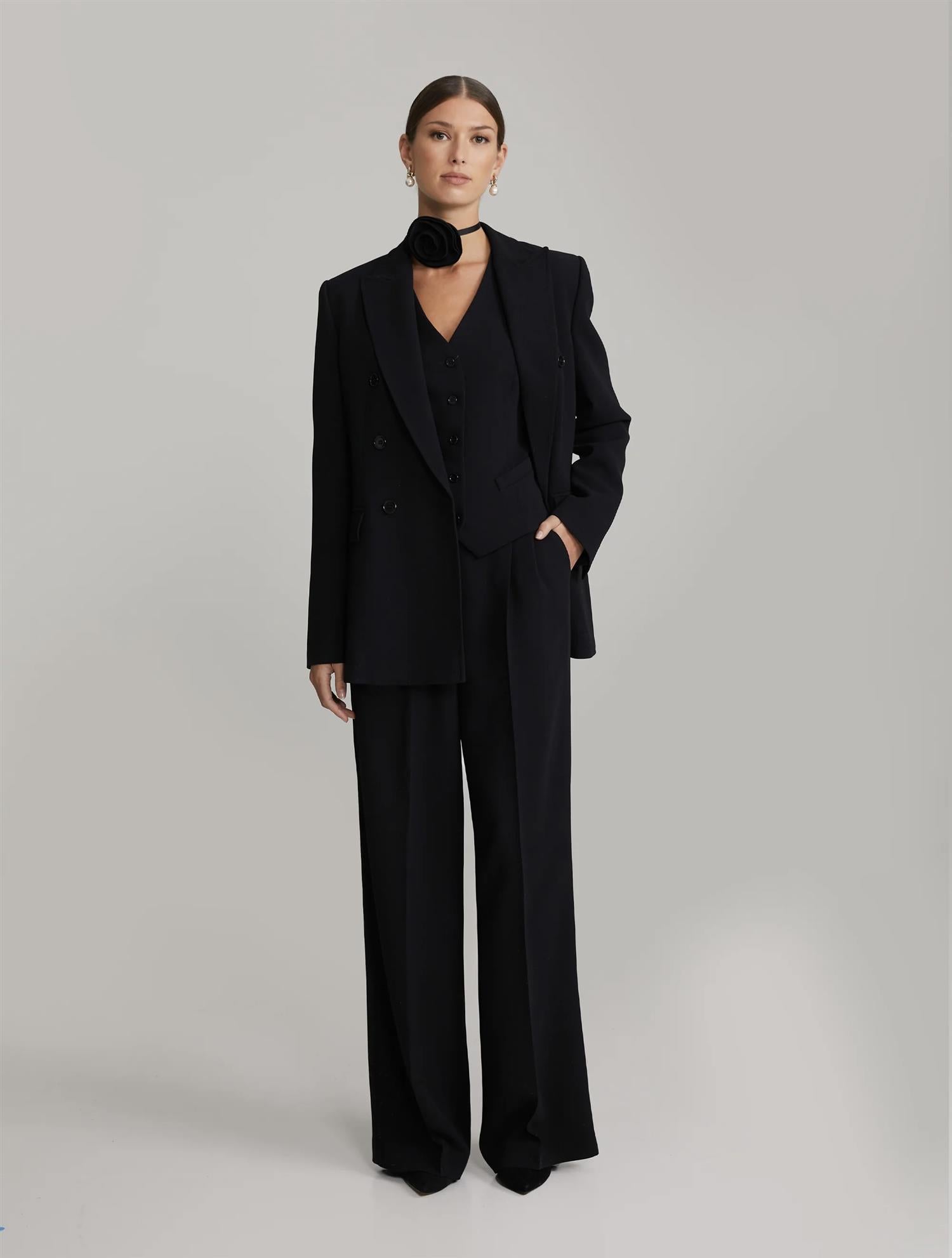 Andiata Maria Vest, sort