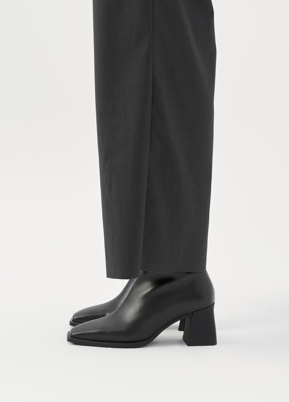 Vagabond Hedda Skolett, Sort