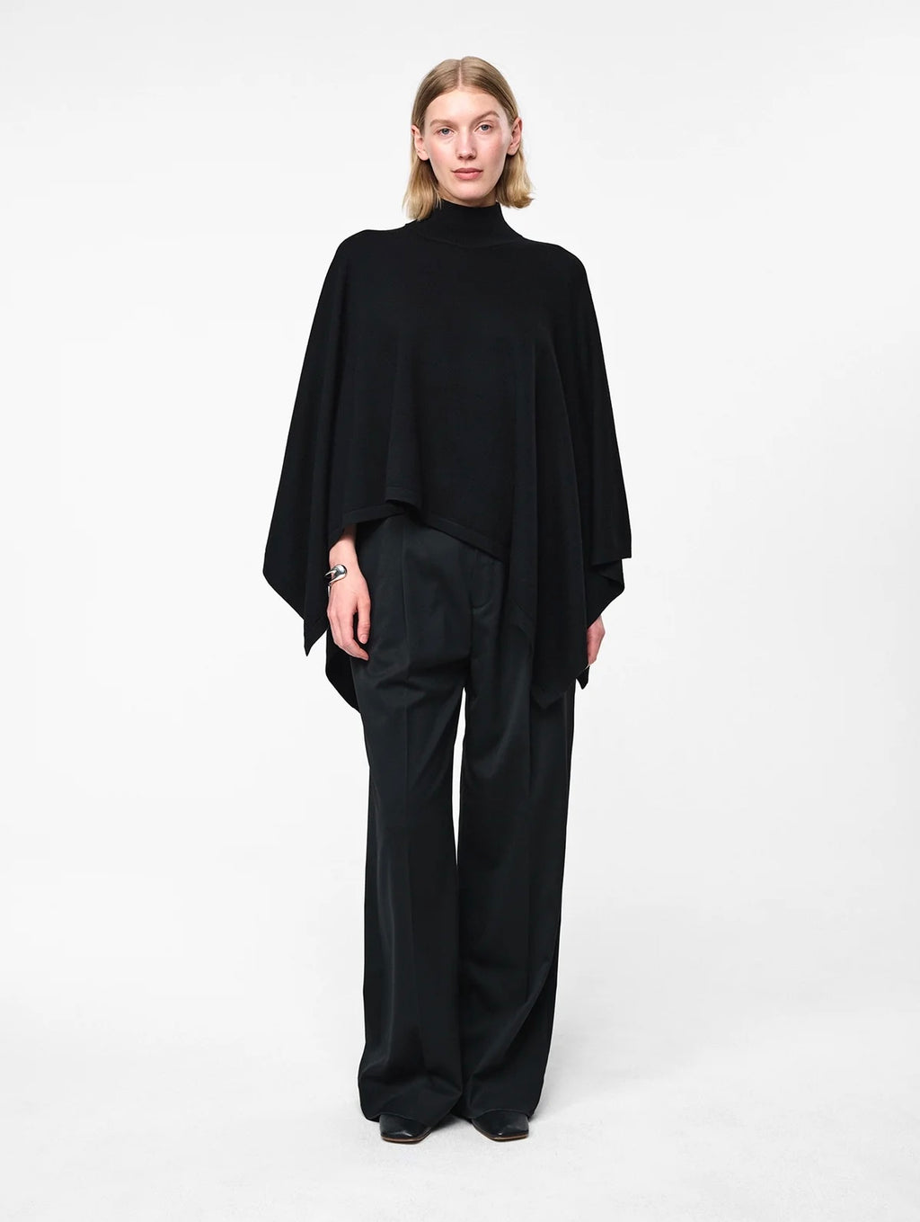 Julie Josephine Agate Poncho, Sort