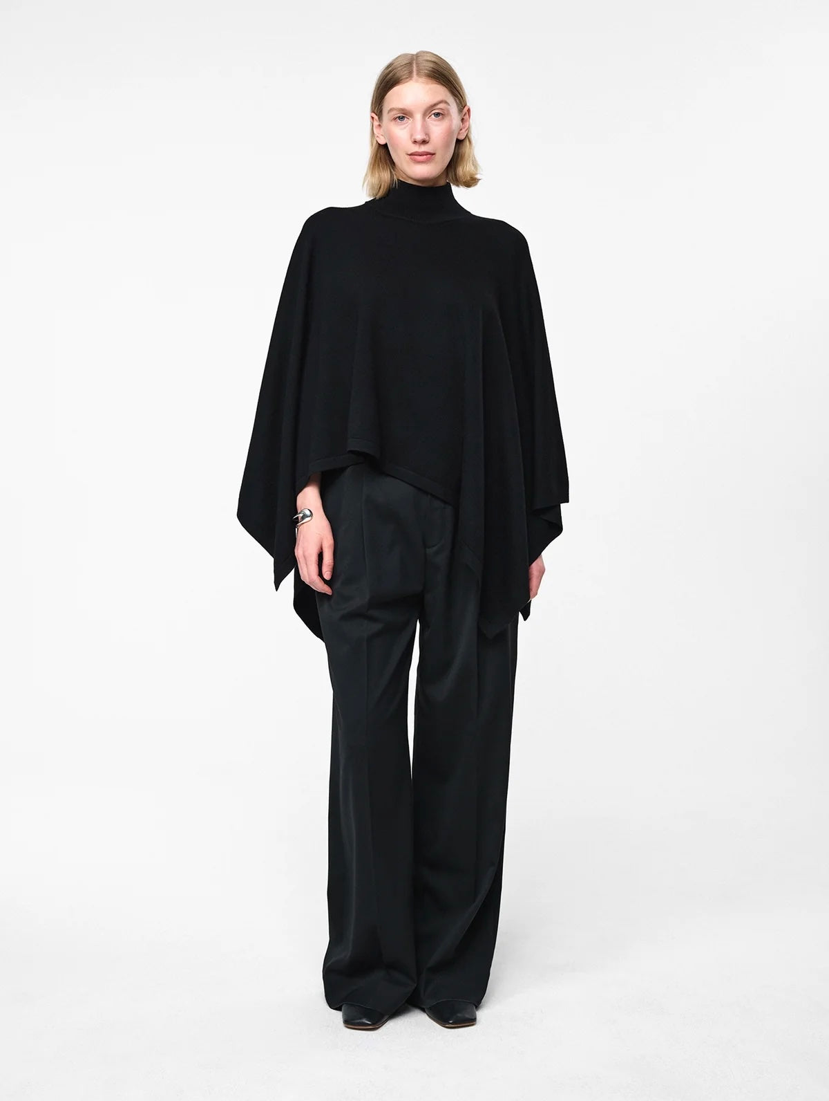 Julie Josephine Agate Poncho, Sort