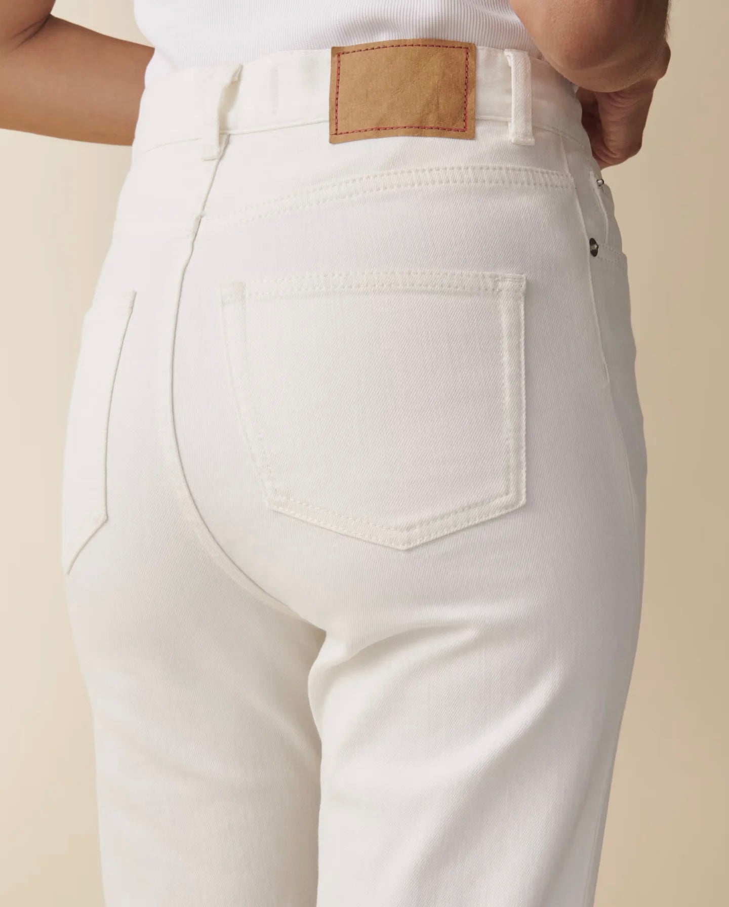Jeaneriva Pyramid, Natural White