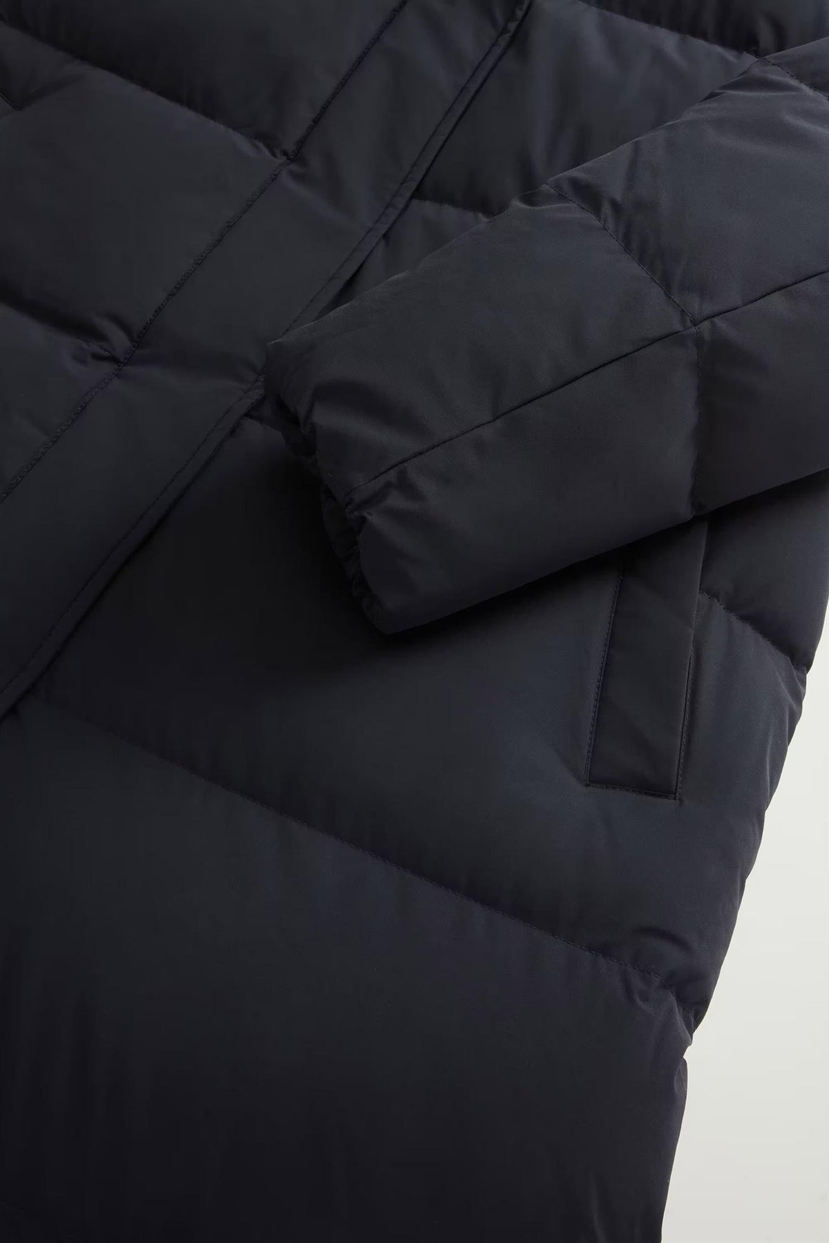 Woolrich Madison Quilted Coat, matt Stretch Nylon sort