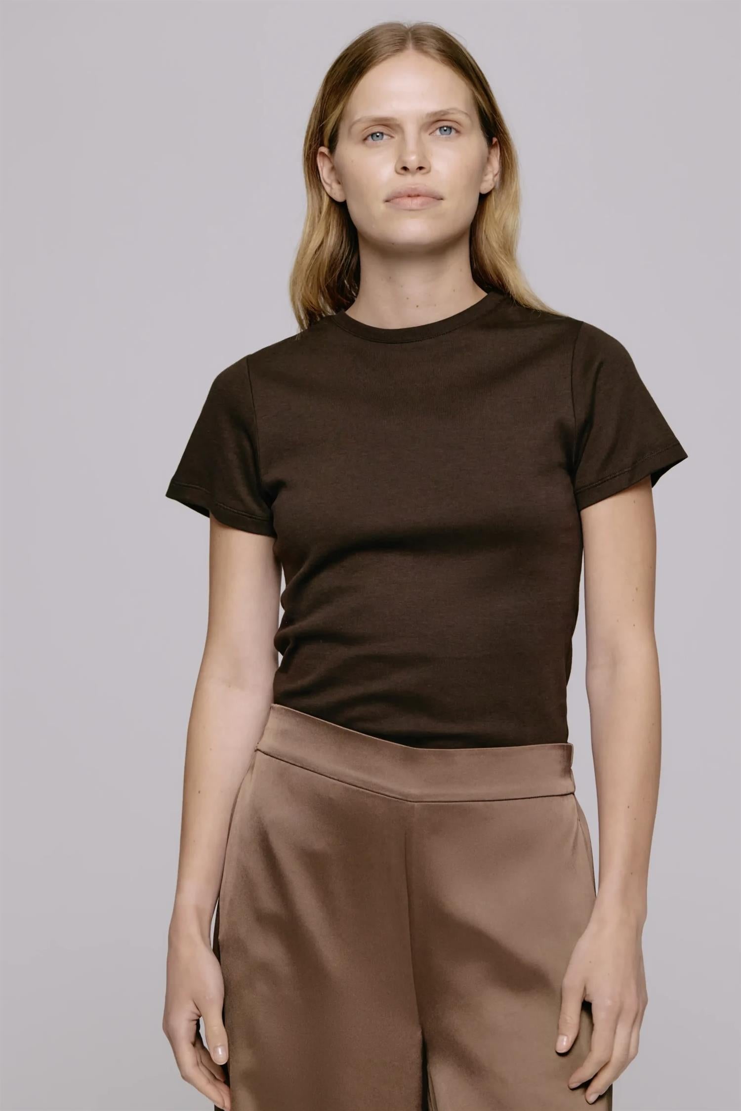 Julie Josephine Agnes tee, brun