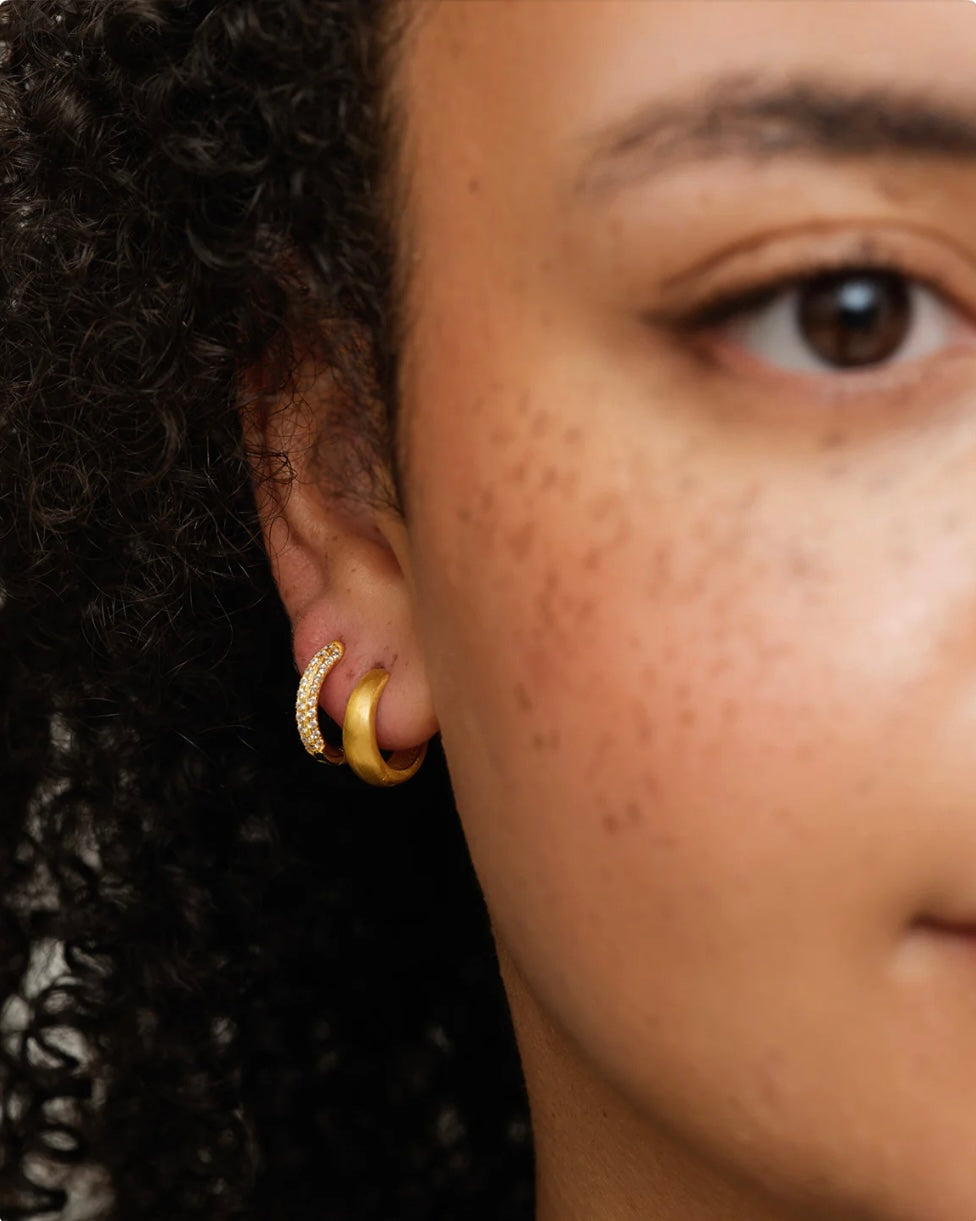 Philippa Studios Dome satin hoops Medium, forgylt gull