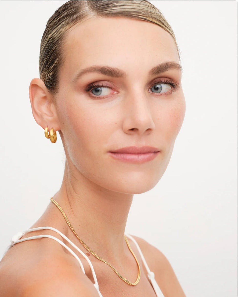 Philippa Studios Dome satin hoops Medium, forgylt gull