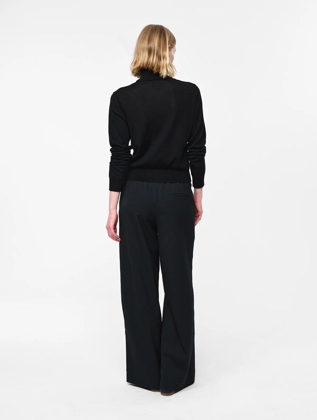 Julie Josephine Sara Cardigan, Sort