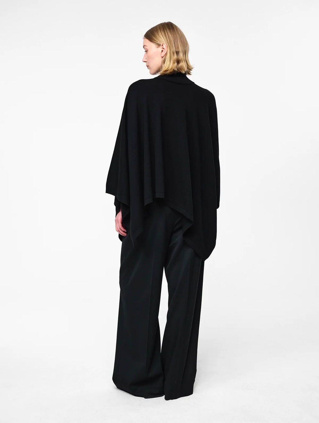 Julie Josephine Agate Poncho, Sort