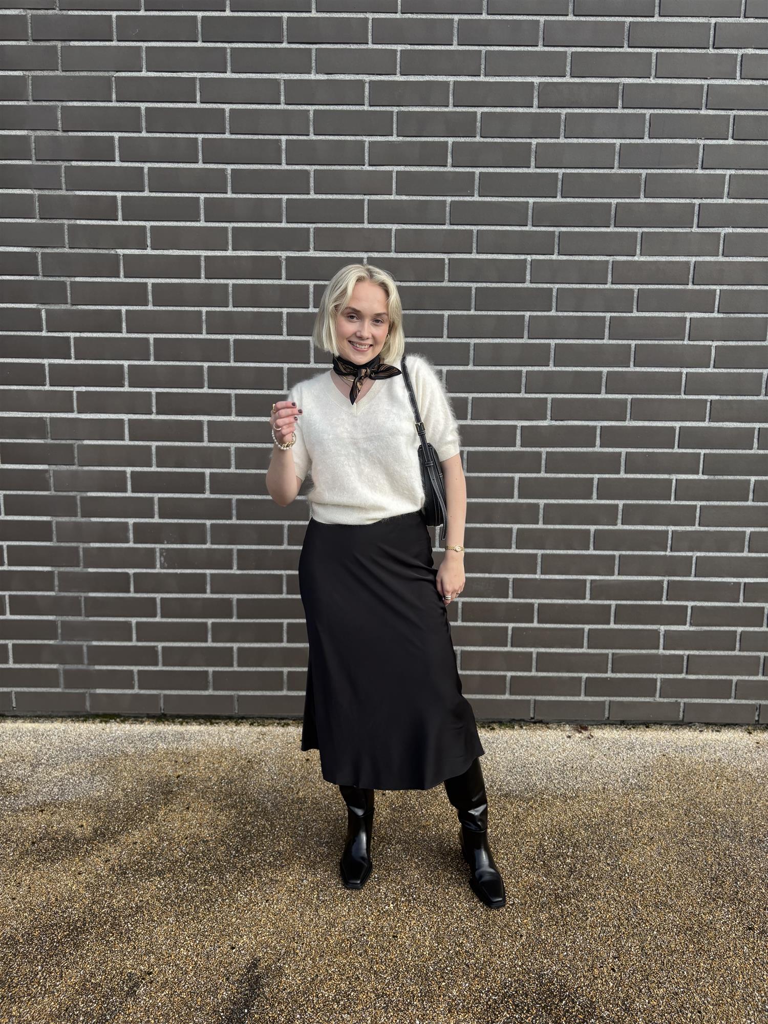 Ally satin stretch skirt, svart Ally satin stretch skirt, svart